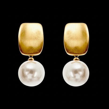 Stylish Modern Earnings Crafted With Gold & Pearl Accents